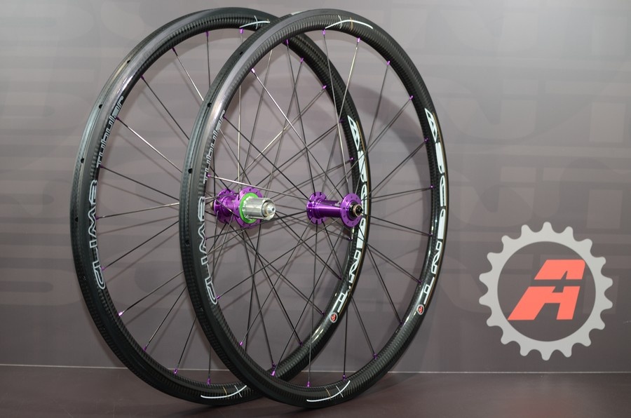 Roues artisanales, Climb Tubular de la marque Ascent Wheels. Ce sont des roues de vélo en carbone.