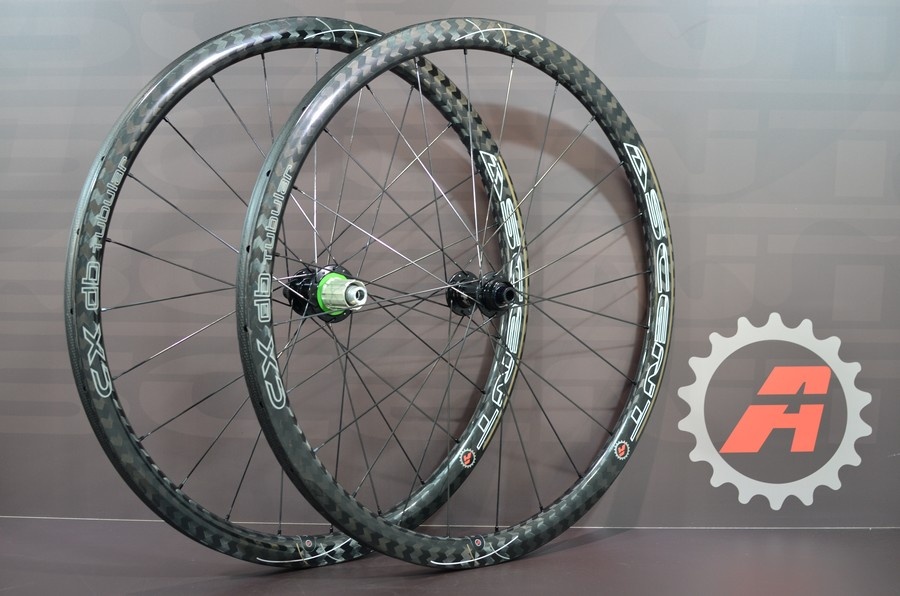 C'est une photo de roues de cyclocross artisanales en carbone